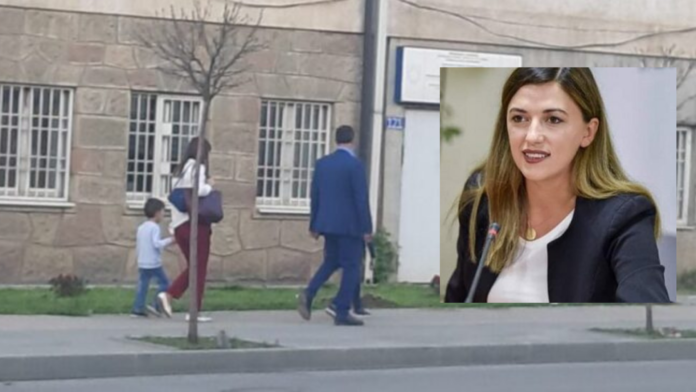 Albulena Haxhiu shkon në këmbë nga puna në shtëpi