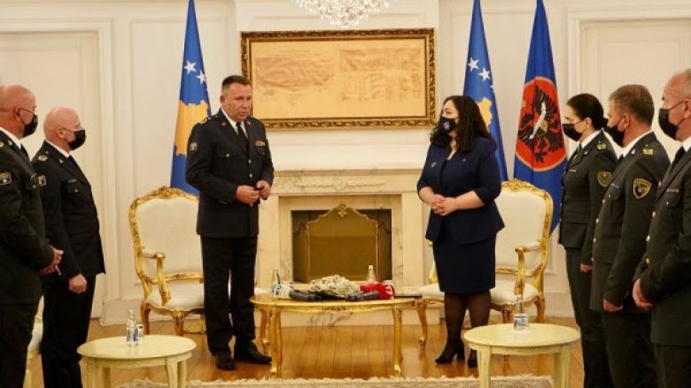 Vjosa Osmani flet për herë të parë si komandante supreme e FSK-së