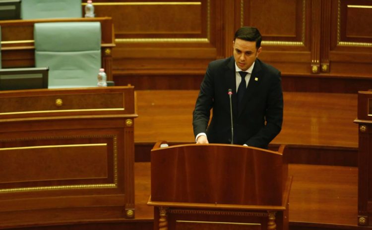 Abdixhiku-Kurtit: Nuk bëre mirë që i le 1000 pacientë për Bojken Abazin