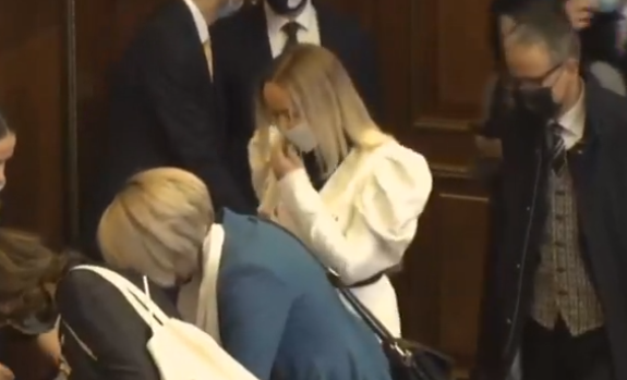 Adriana Matoshi në gjendje të rëndë shëndetësore, ishte në Kuvend për të votuar Vjosa Osmanin