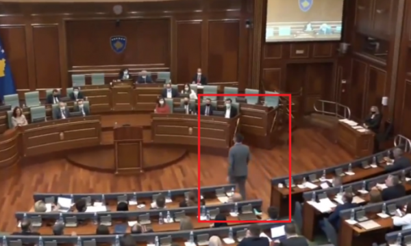 “Bomi petë” – Kujtim Shala i jep një porosi Arben Gashit derisa ai del në foltore