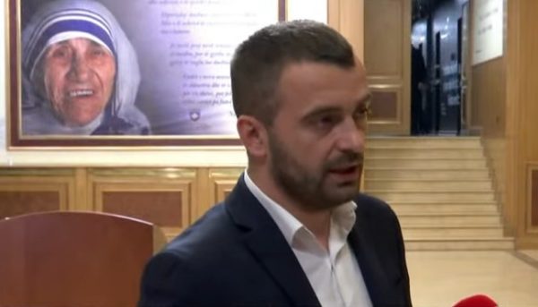 Rexhaj thotë se po i presin dy deputetët minoritarë – a do të votohet sonte për Presidenten?