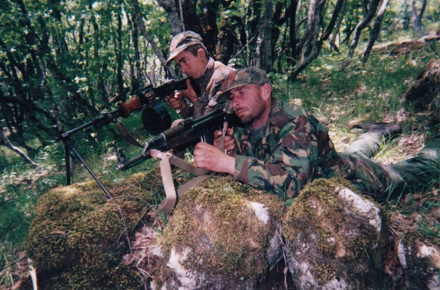 Latifi publikon një fotografi nga lufta në Koshare