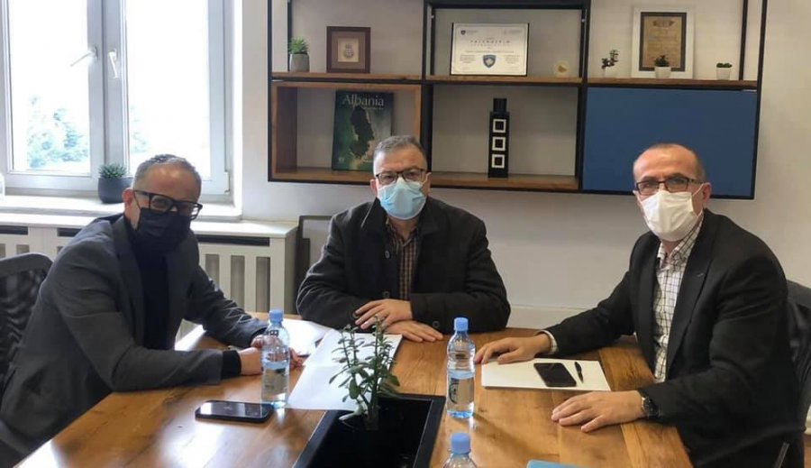 Vitia fton Haxhiun në takim, ky thotë se ia ofroi kontaktet për sigurimin e vaksinave COVID-19