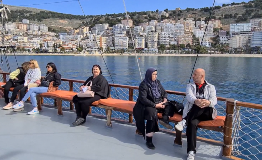 Kosovarët hapin sezonin në Sarandë, mbërrijnë grupet e para të turistëve