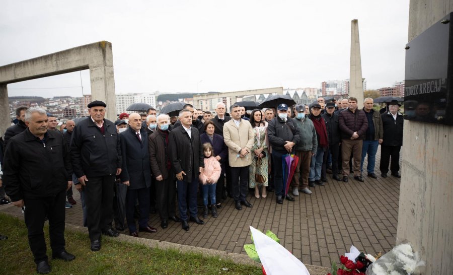 Jashari e Tahiri përkujtojnë Idriz Rrecajn në 22-vjetorin e rrëmbimit të tij nga forcat serbe, kërkojnë ndriçimin e këtij krimi