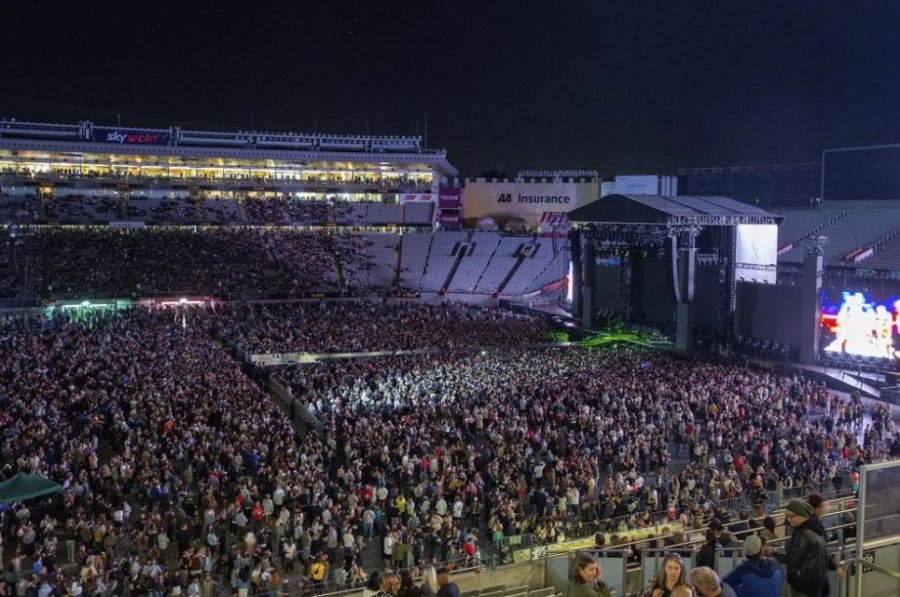 Bota e izoluar, në Zelandën e Re mbahet koncert me 50 mijë njerëz