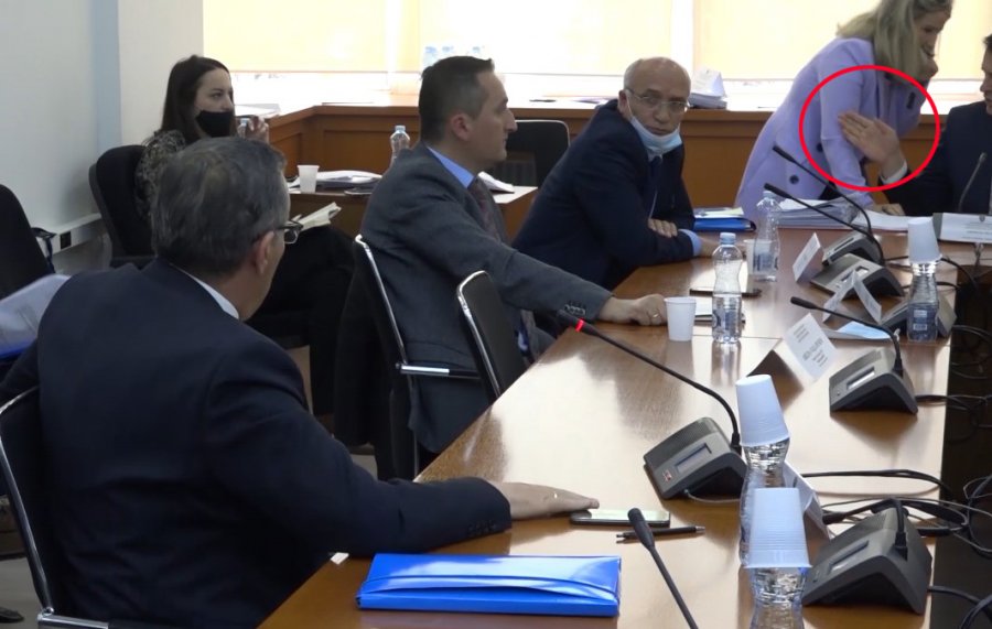 Muja i kërkon falje publike punëtores së Kuvendit për sjelljen e pahijshme ndaj saj