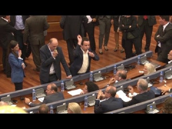 Albin Kurti dikur e gjuante me vezë Xhavit Halitin, ndërsa sot ia kërkon votë për Vjosa Osmanin