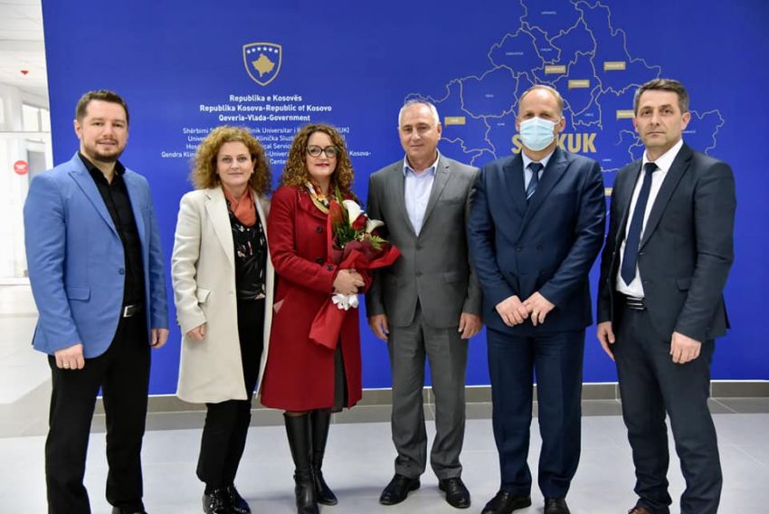 Një grua në krye të SHSKUK, kjo është mjekja që mori kryesimin e Bordit të Shërbimit Spitalor