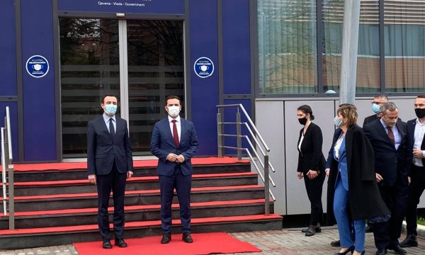 Kryeministri  Kurti pret në takim ministrin e Jashtëm të Maqedonisë së Veriut