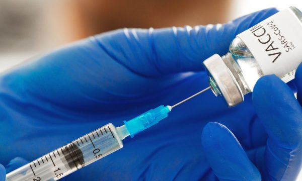 Qeveria e Kosovës: 35 përqind e popullatës së rritur janë vaksinuar me dy doza