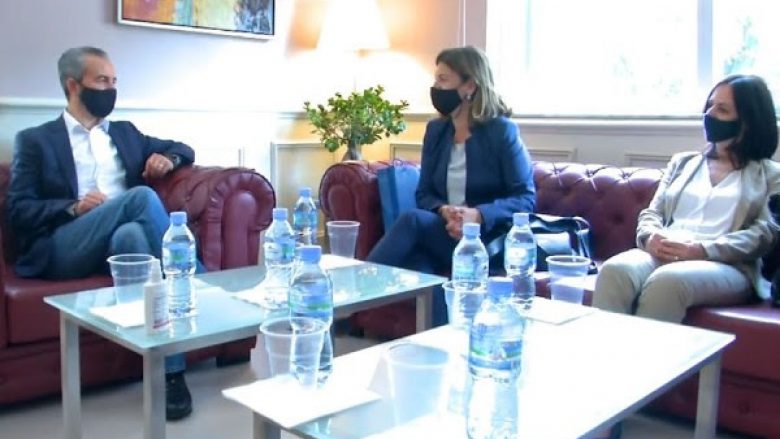 Valdete Daka viziton Tiranën një ditë para zgjedhjeve