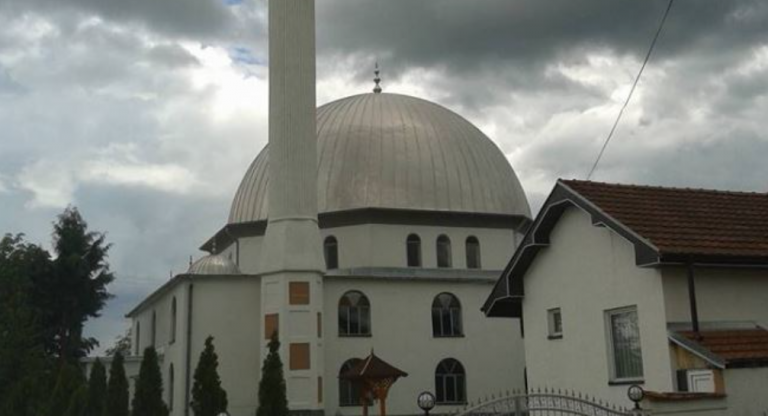 Hoxha s’e thirr ezanin për iftar, thotë se agjëruesit mund të informohen në televizione