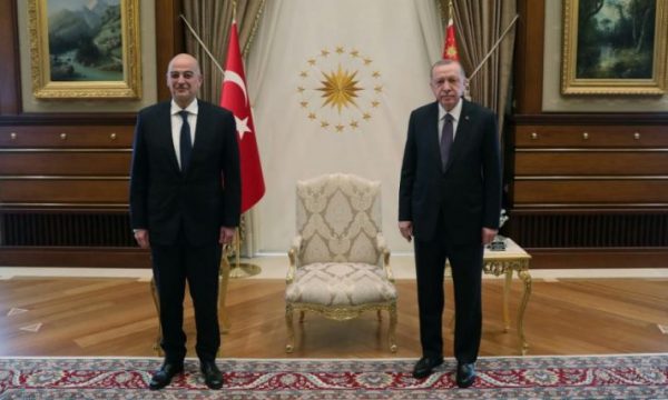 ‘Rri aty ku e ke vendin’ – përplasja në takimin mes Erdoganit dhe ministrit grek