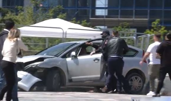 Motrat e shoferit të arrestuar në Tiranë sulmojnë kameramanin nga Kosova
