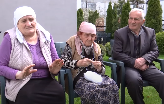 100 vjeçarja nga Skënderaj vaksinohet kundër COVID-19 së bashku me vajzën e djalin e saj