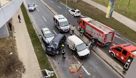 Aksident i rëndë tek rrethrrotullimi në Lakrishtë, tri vetura ndeshën, shumë të lënduar