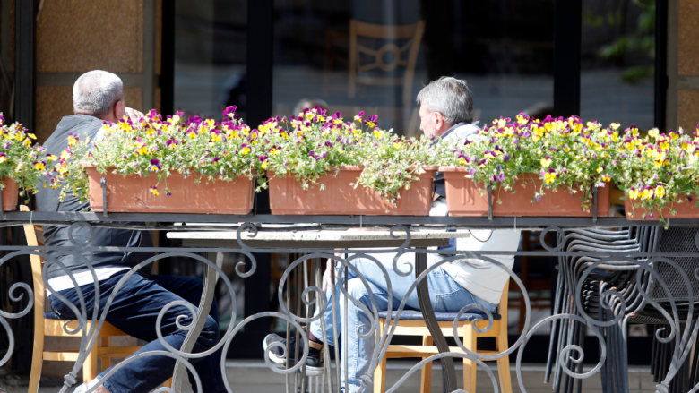 Nga sot janë rihapur tarracat e kafeneve dhe restoranteve në Maqedoni