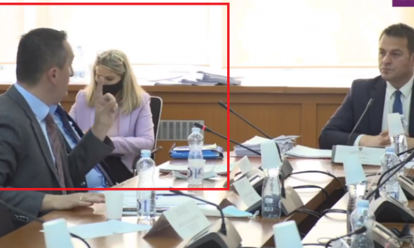 Drejtori i RTK-së i ngre gishtin Mujës së Vetëvendosjes, punëtorët qe 20 ditë pa paga