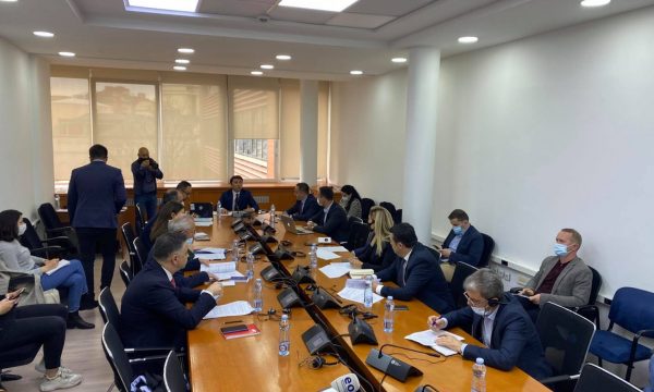 Votohen ndryshimet e tri neneve që lehtësojnë zbatimin e Ligjit për Gjykimin në Mungesë