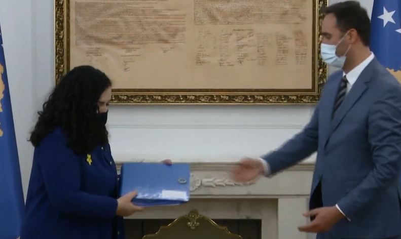 Konjufca ia dorëzon zyrtarisht pozitën e presidentes zonjës Osmani