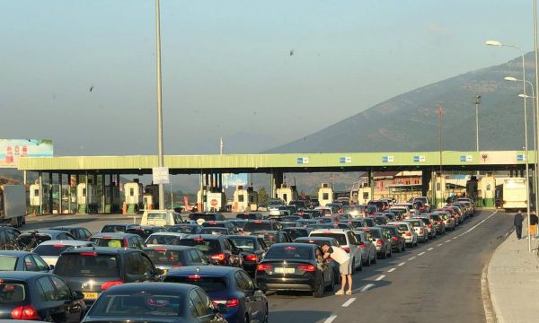 Mbi 40 mijë kosovarë e kaluan kufirin për pushime në Shqipëri