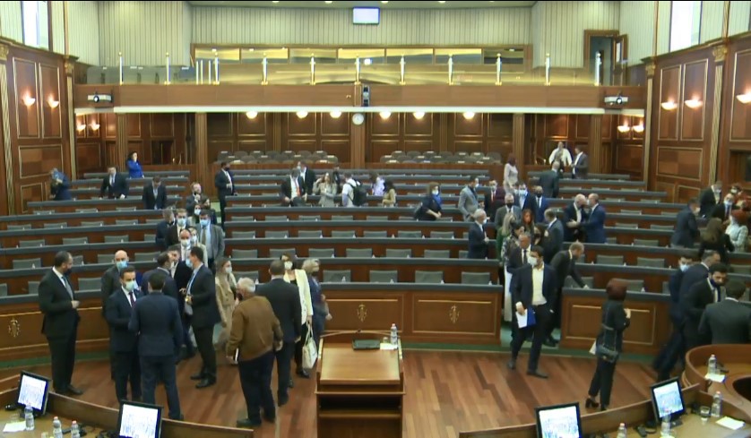 Agim Veliu e Avdullah Hoti nuk marrin pjesë në votimin e Presidentes