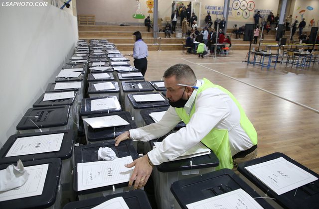 Numërohen më shumë se gjysma e kutive të votimit në Shqipëri, ky është rezultati deri më tani