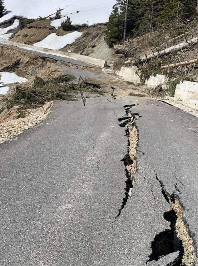 Prishet rruga në Pepaj të Rugovës, ende pa i bërë 1 vit nga asfaltimi
