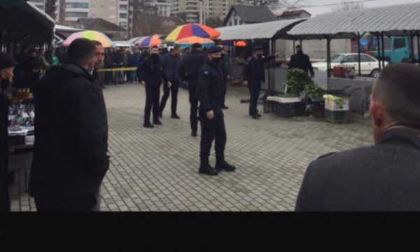 Një i vdekur dhe tre të plagosur në një sulm me armë zjarri në Mitrovicë
