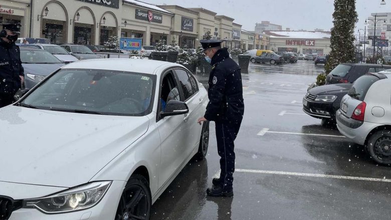 Policia në aksion për zbatimin e masave kundër Covid-19