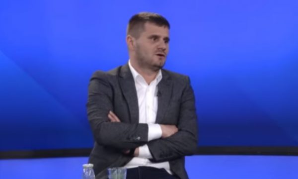 Olluri tregon se si policia i hyri në zyrë