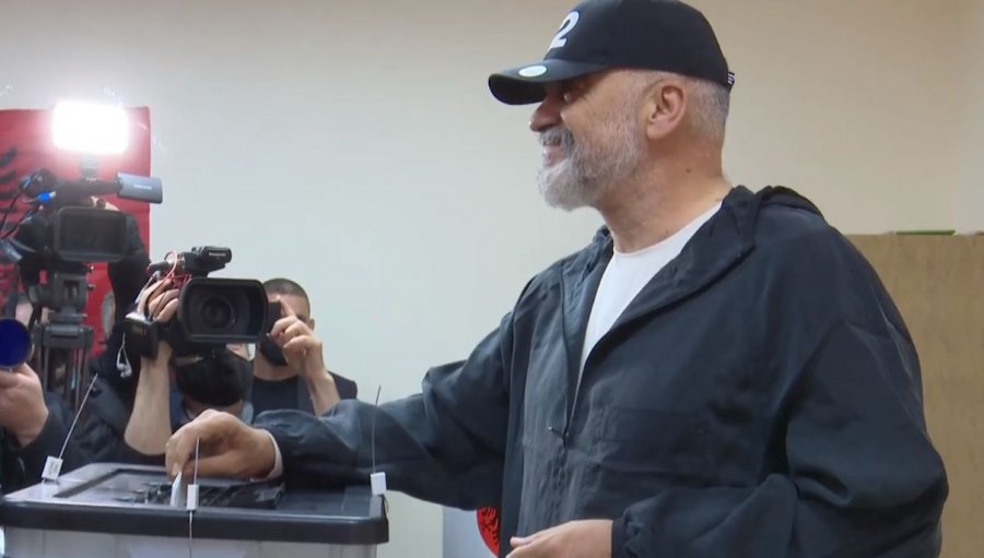 Edi Rama voton, pyetet nga gazetarët për votën e Kurtit