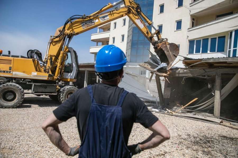 Nis rrënimi i një objekti të madh të ndërtuar në tokë të komunës