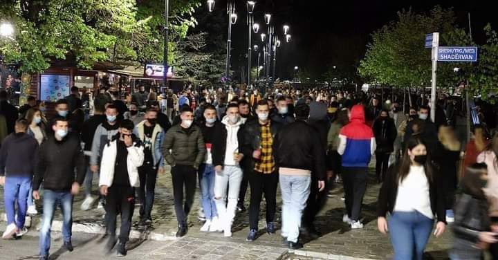 Të rinjtë në Prizren nuk respektojnë masat, grumbullohen në Shadërvan