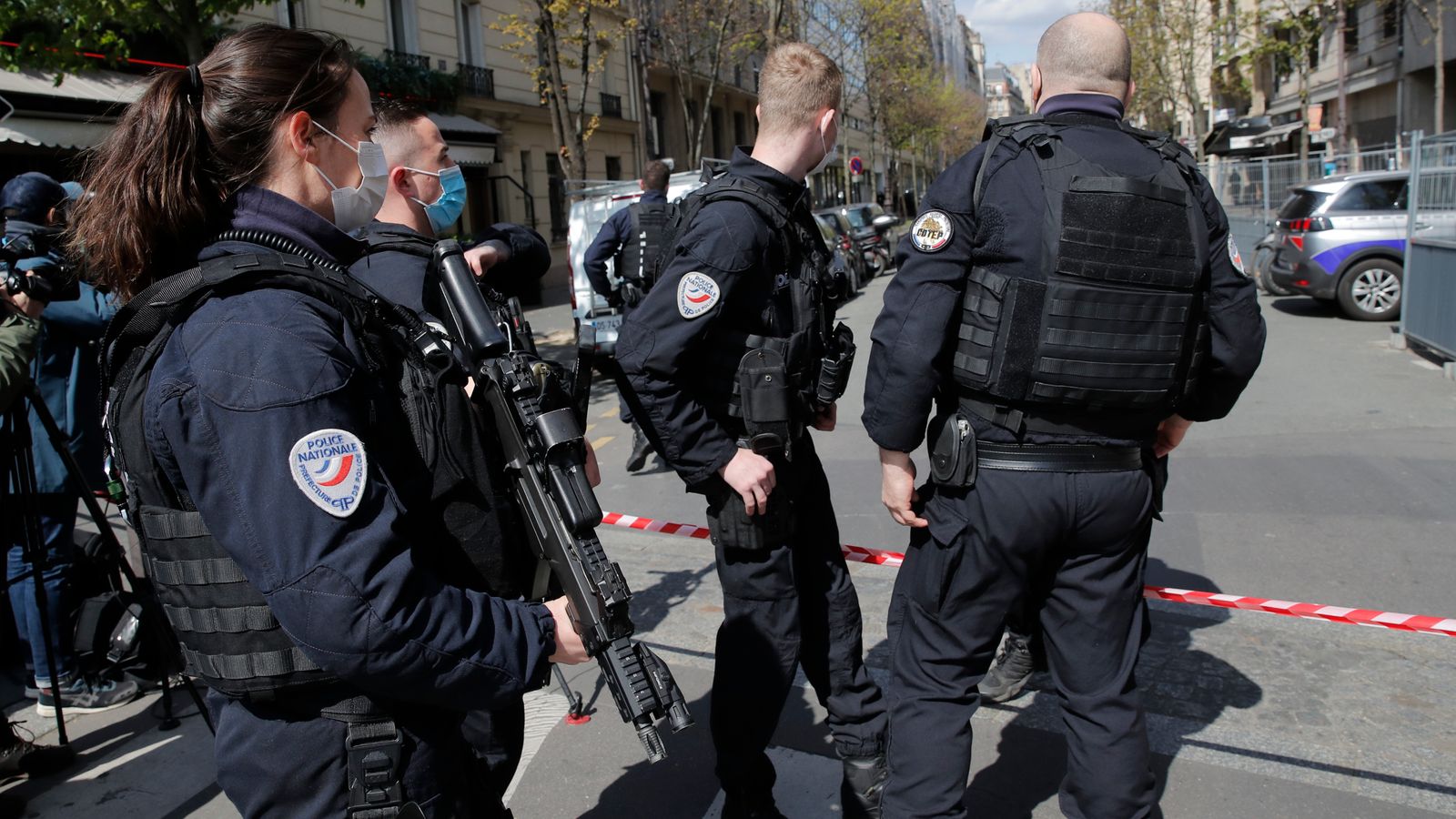 Dy të qëlluar me armë zjarri, njëri vdes pranë një spitali vaksinimi për COVID në Paris