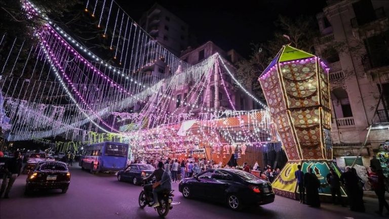 Rrugët e Kajros të ndriçuara me fenerë në vigjilje të Ramazanit