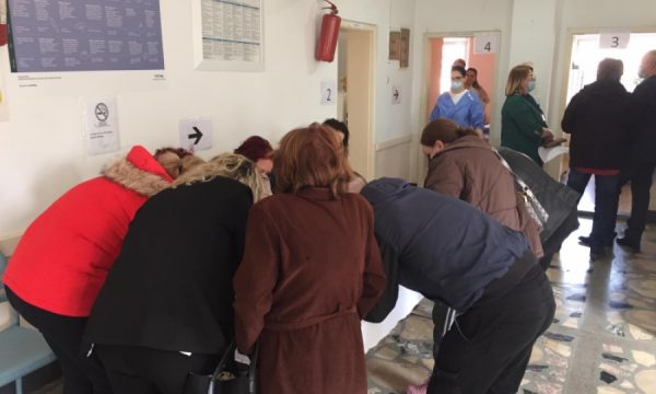 Fillon vaksinimi edhe në Pejë, drejtori i Spitalit e merr i pari vaksinën