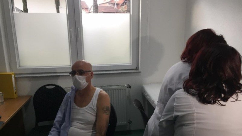 Në Gjakovë filloi vaksinimi i punëtorëve shëndetësorë