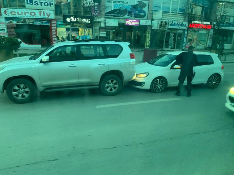 Vetura e policisë përfshihet në një aksident në qendër të Prishtinës