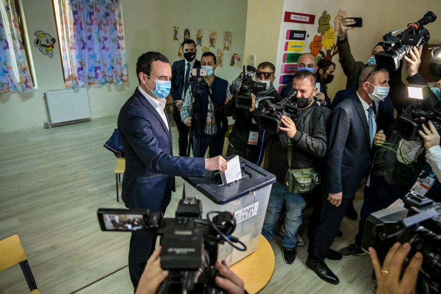 Kurti iu përgjigjet kritikave për votimin në Shqipëri