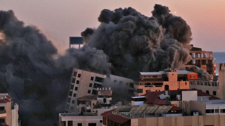 Momenti kur shembet ndërtesa në Gaza pas sulmeve izraelite me raketa