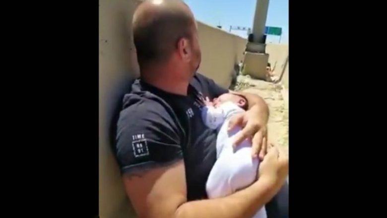 Publikohet pamja e një babai që po bartte një fëmijë të porsalindur gjersa raketat e Hamasit i fluturojnë “mbi kokë”