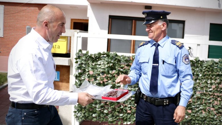 Haradinaj vazhdon traditën, e nis mëngjesin e Bajramit me pjesëtarët e policisë