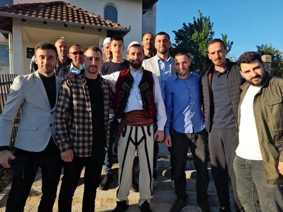 Hoxha nga Drenasi fal Bajramin me tirqi dhe plis