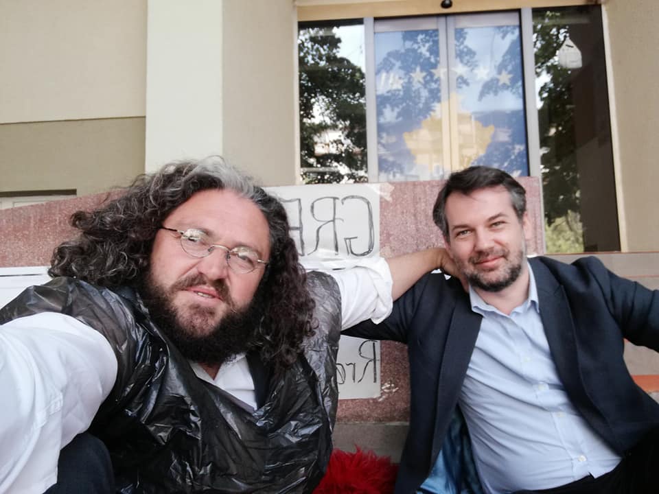 Ministri Çeku takon artistin që po mbanë grevë tek MKRS-ja