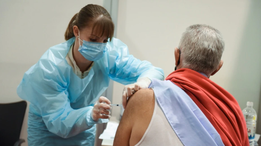Serbia i paguan ata që vaksinohen