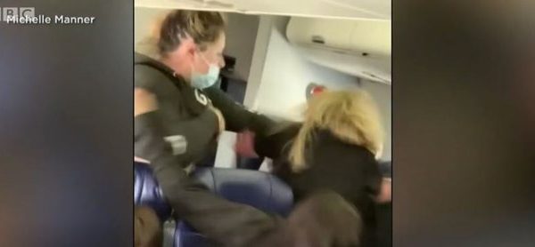 Rrahje mes grave: I bëri vërejtje për maskën, pasagjerja godet me grushta stdjuardesen