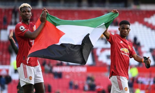 “Lutemi për Palestinën” – Pogba sillet rrotull fushës në Old Trafford me flamur palestinez në dorë